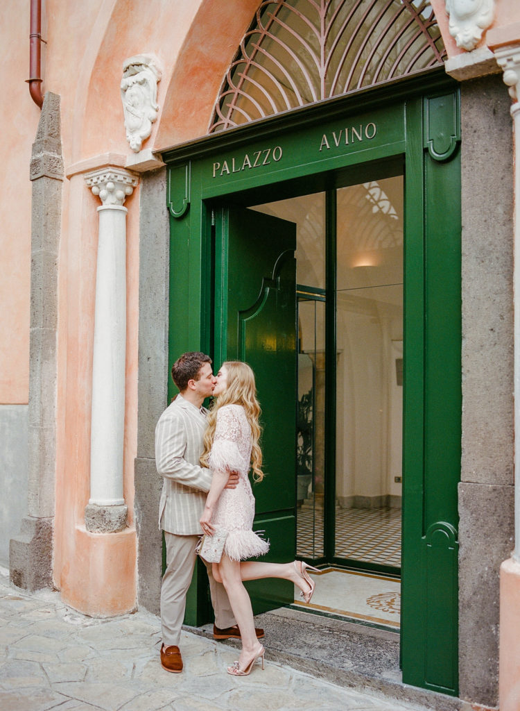 Couple kissing under the Palazzo Avino doorway